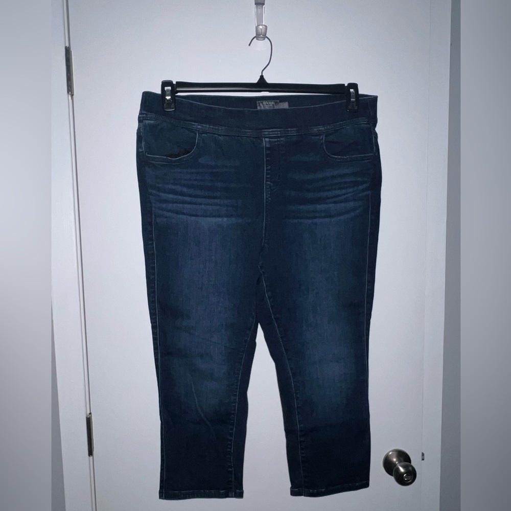 Torrid Crop Pull On Lean Jean EUC